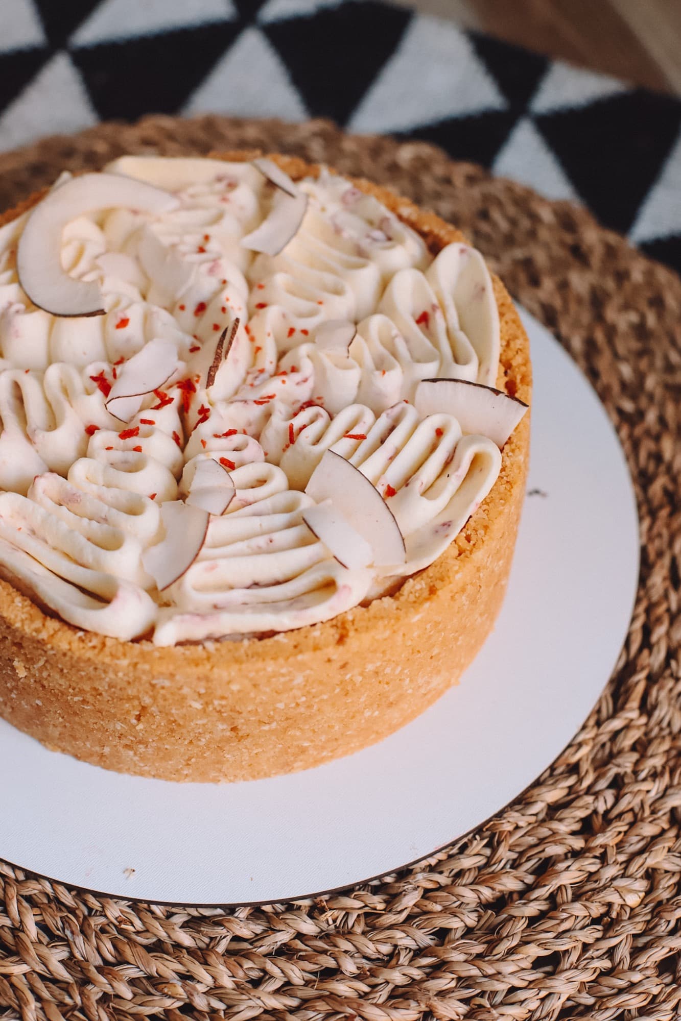 Cheesecake with coconut chips